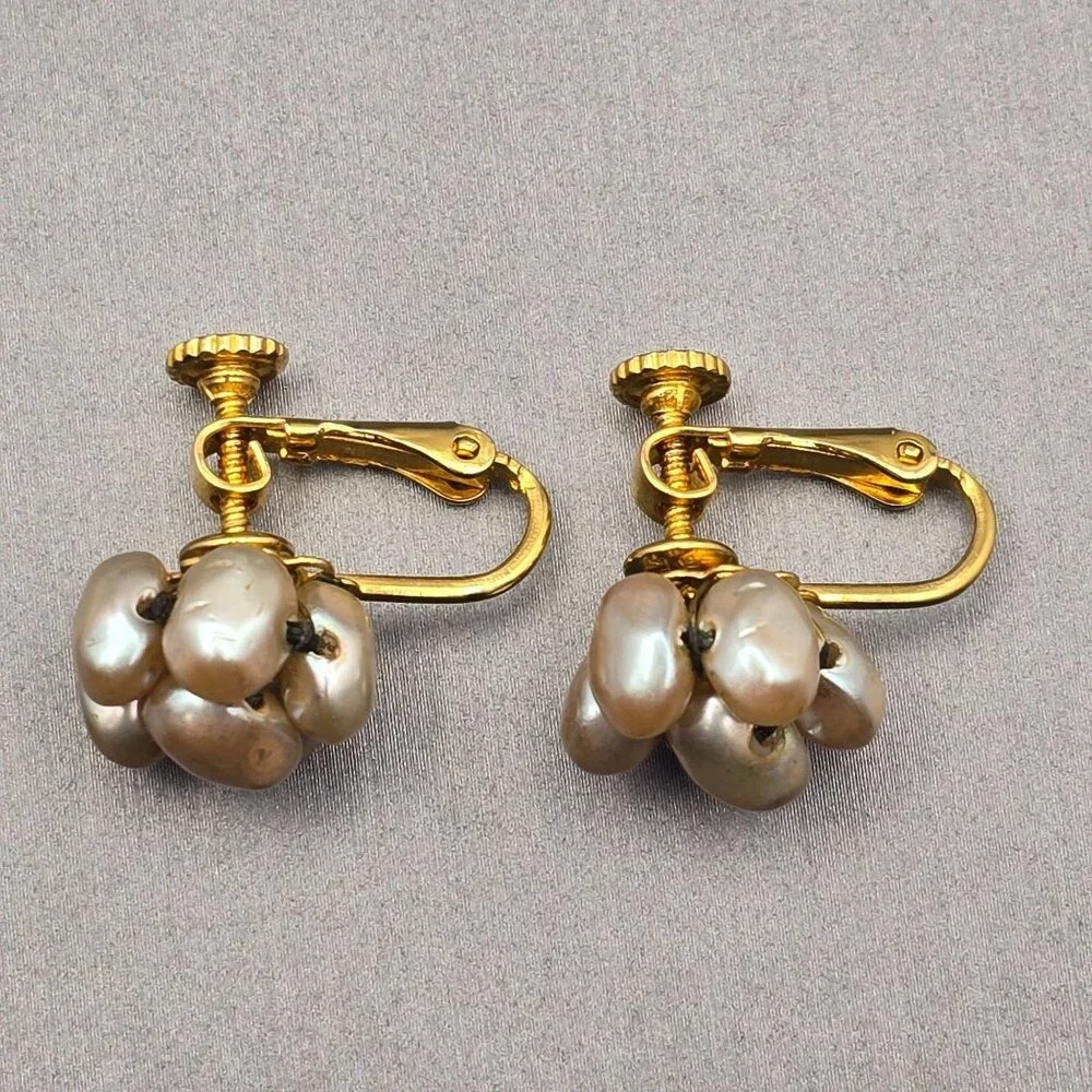 VTG Les Bernard Gold-Tone Screw Back Earrings Clustered Faux Pearls Signed - Picture 3 of 10
